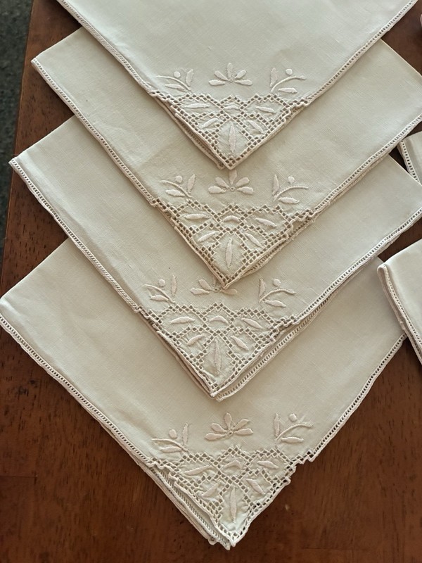 Lot of 7 Vintage Cream Linen Cut Out & Embroidered 16x16” Napkins