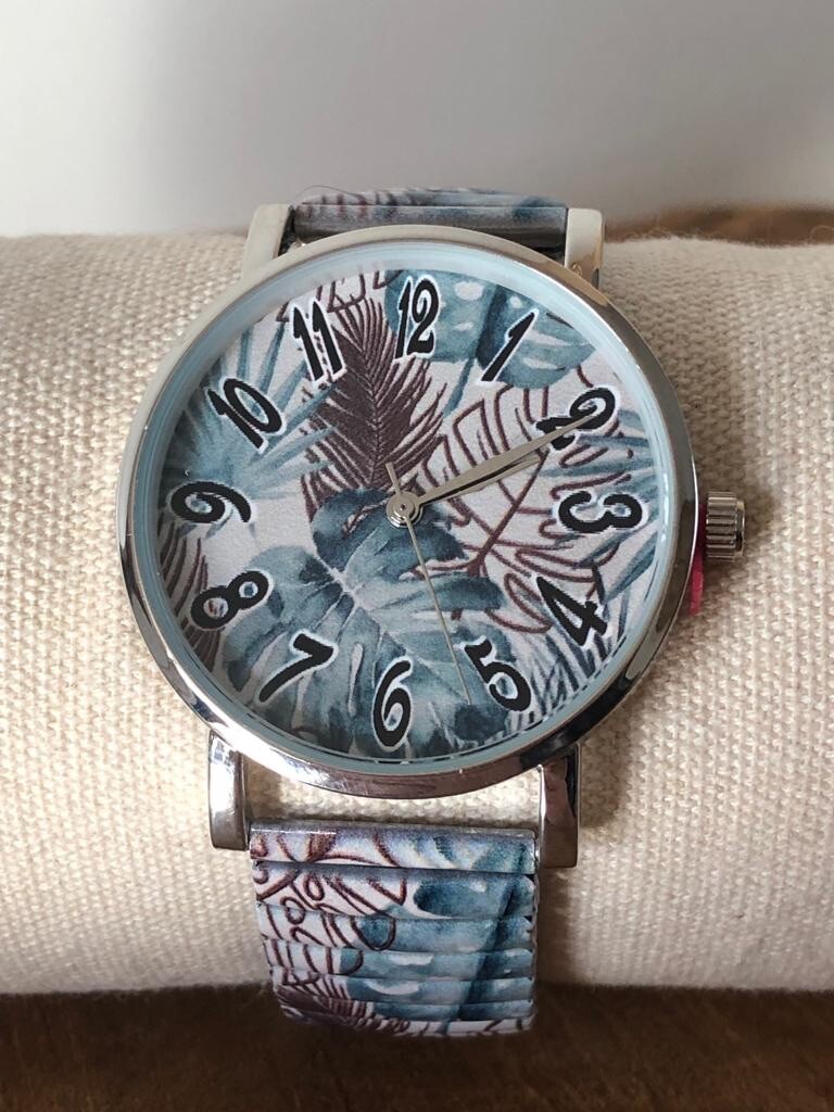 Montre à quartz pour femme avec bracelet métallique extensible doré et motif feuille chic