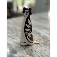 Estatuilla de doncella narradora de cuentos de cerámica Native American Acoma Pueblo firmada CB 4"
