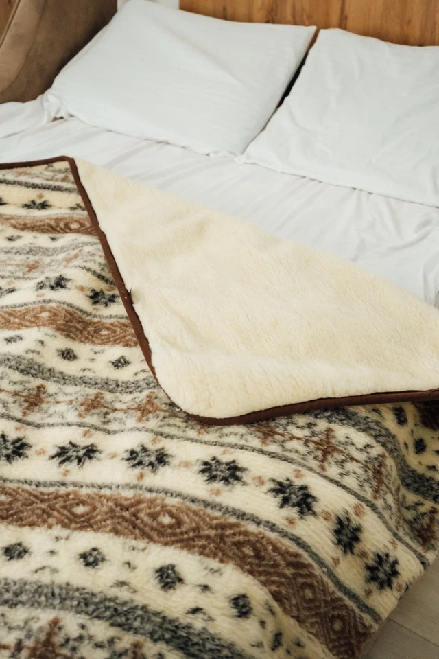 100% Wool Blanket – Natural Sheepskin Bedding | Warm, Breathable, Hypoallergenic - Image 3 of 4
