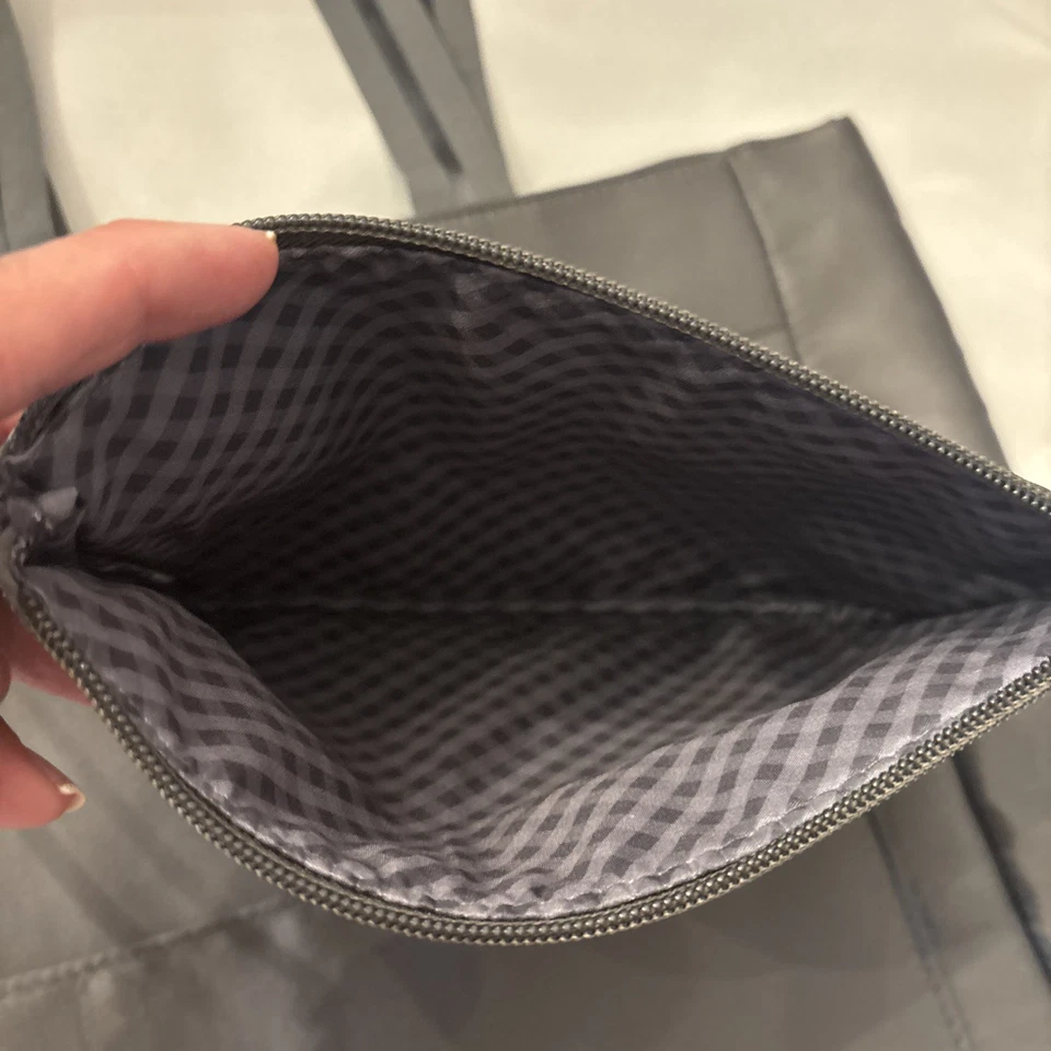 НОВЫЙ С ЯРЛЫКАМИBATH & BODY WORKS VIP ЖЕНЩИН СУМКА СЕРЫЙ МОЛНИИ СУМОЧКИ БЛЕСТКИ ЗАСТЕЖКИ БУМАЖНИК С КОРОТКИМИ РУЧКАМИ - Изображение 4 из 4