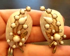 VINTAGE ESTATE HIGH END MILK GLASS MOP FLORAL 1 3/4" CLIP EARRINGS! G38428