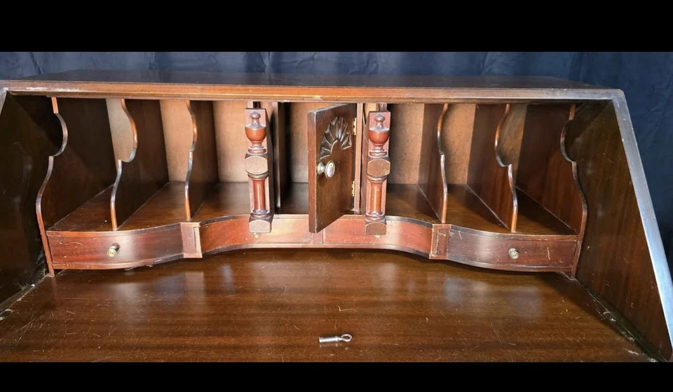 Antigua recepción MADDOX ornamentada roja caoba inclinada con patas de bola y garra talladas Foto 3 de 4