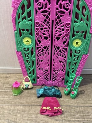 Monster high Venus flytrap doll wardrobe holder with accessories