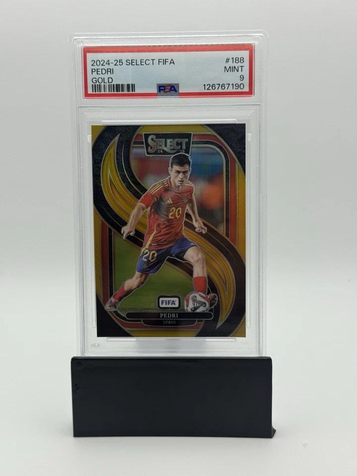 2024-25 Panini Select FIFA - Mezzanine Pedri #188 Gold Prizm/10 Foto 3 de 4