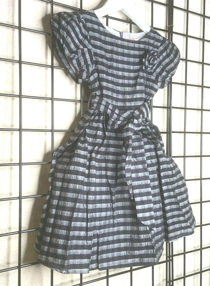NUEVO NUEVO CON ETIQUETAS Hermoso Vestido Rayas Plateadas/Negro-Mini Tesoro Niños FELPA-RICO 5/6Y Foto 2 de 4