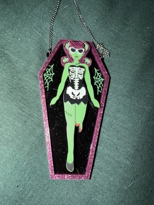 Poly Paige Zombie Barbie Halskette und Brosche Set Brandneu