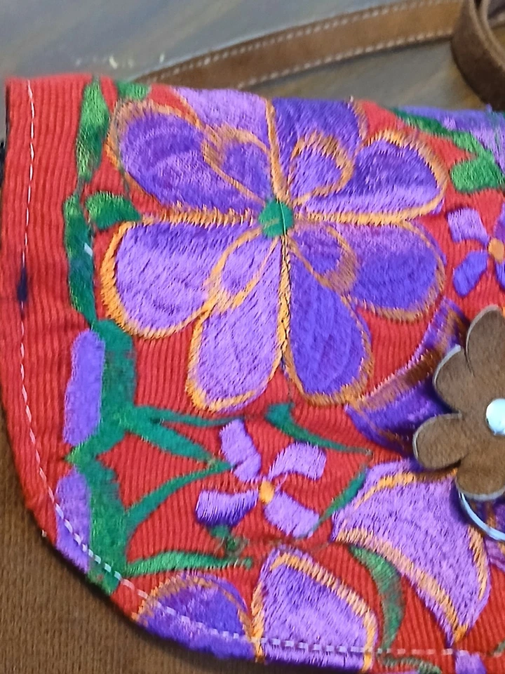  Bolso Mensajero Hecho a Mano Gamuza Guatemalteca Floral Bordado con Cartera a Juego Foto 3 de 4