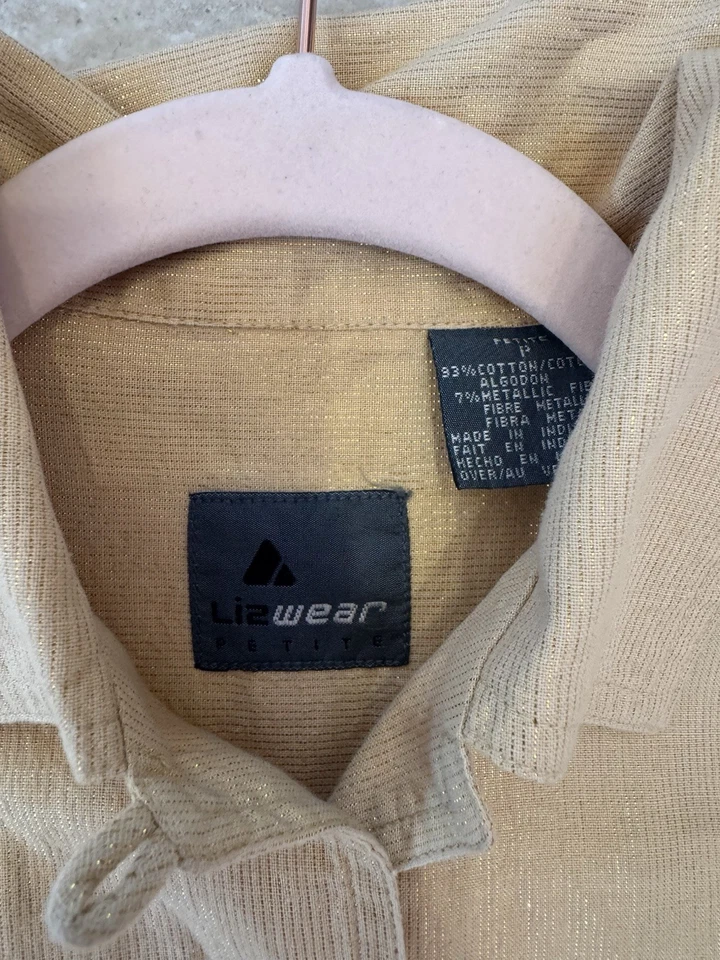 Blusa Lizwear dorada con botones talla pequeña Foto 2 de 4