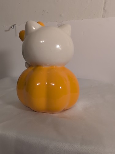 This is a Hello Kitty Halloween Ceramic Reed Diffuser with Cinnamon Oil. - Picture 5 of 17