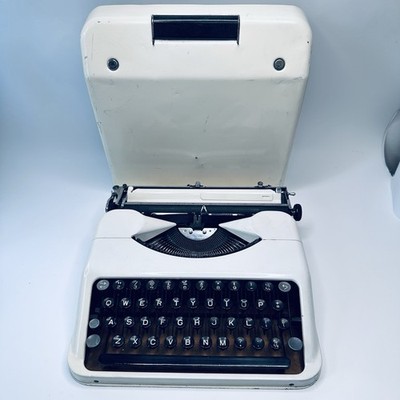 1951 Hermes Baby tragbare Schreibmaschine Swiss Paillard Elfenbein für Reparatur Ersatzteile Requisite
