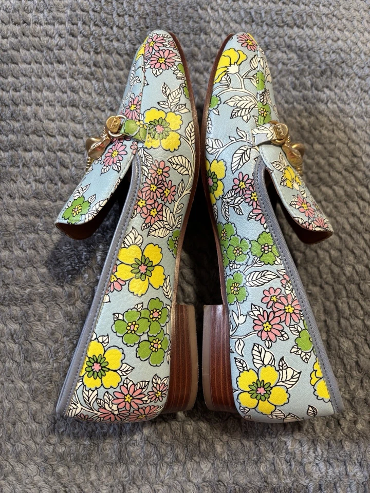 Mocasín Tory Burch Jessa Horse Hardware en papel tapiz azul floral. Talla 7,5 Foto 3 de 4