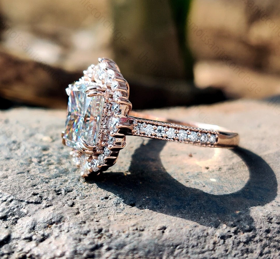Anillo de compromiso vintage con halo de moissanita de corte radiante de 2,49 quilates enchapado en oro rosa de 14 k Foto 2 de 4