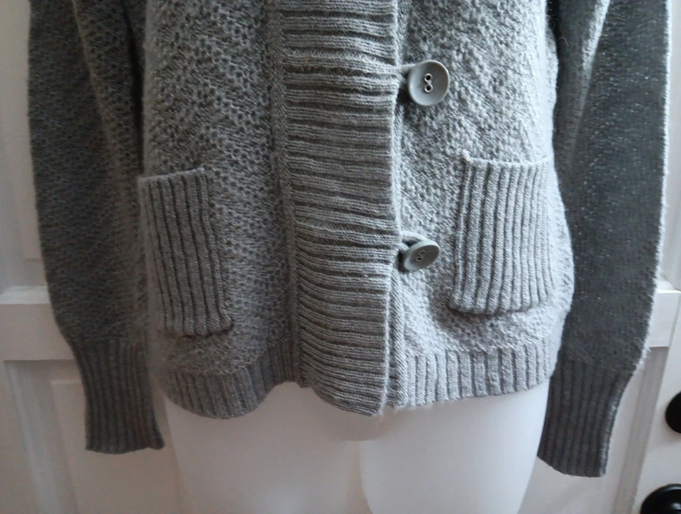 Cárdigan con Capucha American Rag Cie Mezcla de Lana Suéter Gris Botón Delantero Mediano Usado en Excelente Condición Foto 3 de 4