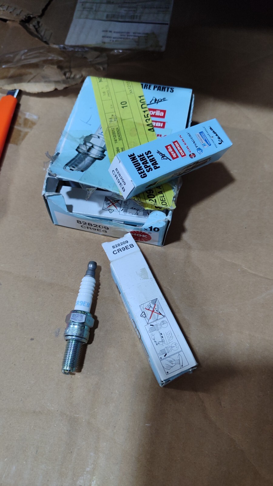 Nos Genuine NGK Spark Plug fit Aprilia RSV4 828209/CR9EB 