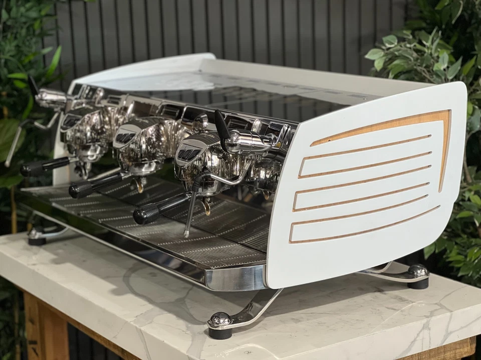 MÁQUINA DE CAFÉ ESPRESSO VICTORIA ARDUINO BLACK EAGLE VOLUMÉTRICA 3 GRUPOS BLANCA Foto 3 de 4