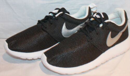 KIDS NIKE ROSHE RUN BLACK SILVER TRAINERS - Picture 1 of 8