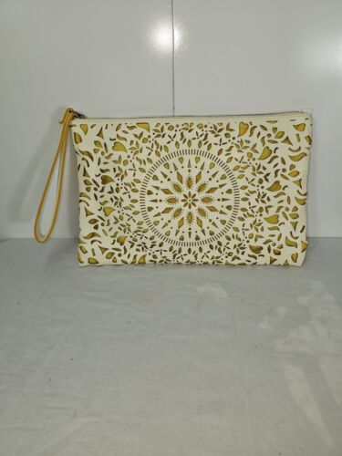 Bolso Pulsera Carlos Santana, Usado en Excelente Condición, Amarillo y Marfil, Corte Láser - Imagen 2 de 9