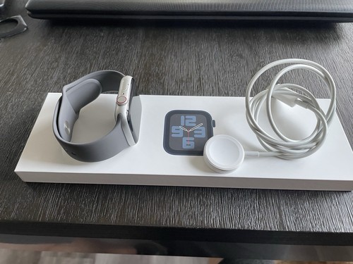 Apple Watch Series SE GPS+LTE avec boîtier en aluminium argenté 44 mm et bracelet sport gris - Photo 2 sur 19
