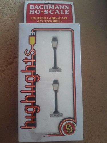 Accesorios de paisaje iluminados escala HO Bachmann #424011 dos postes de lámpara iluminados | Zustand: Used