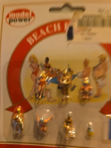 Model Power #5740 Recreation pkg(6) -- Beachgoers (Painted Figures) 1:87th Scale - Picture 6 of 7