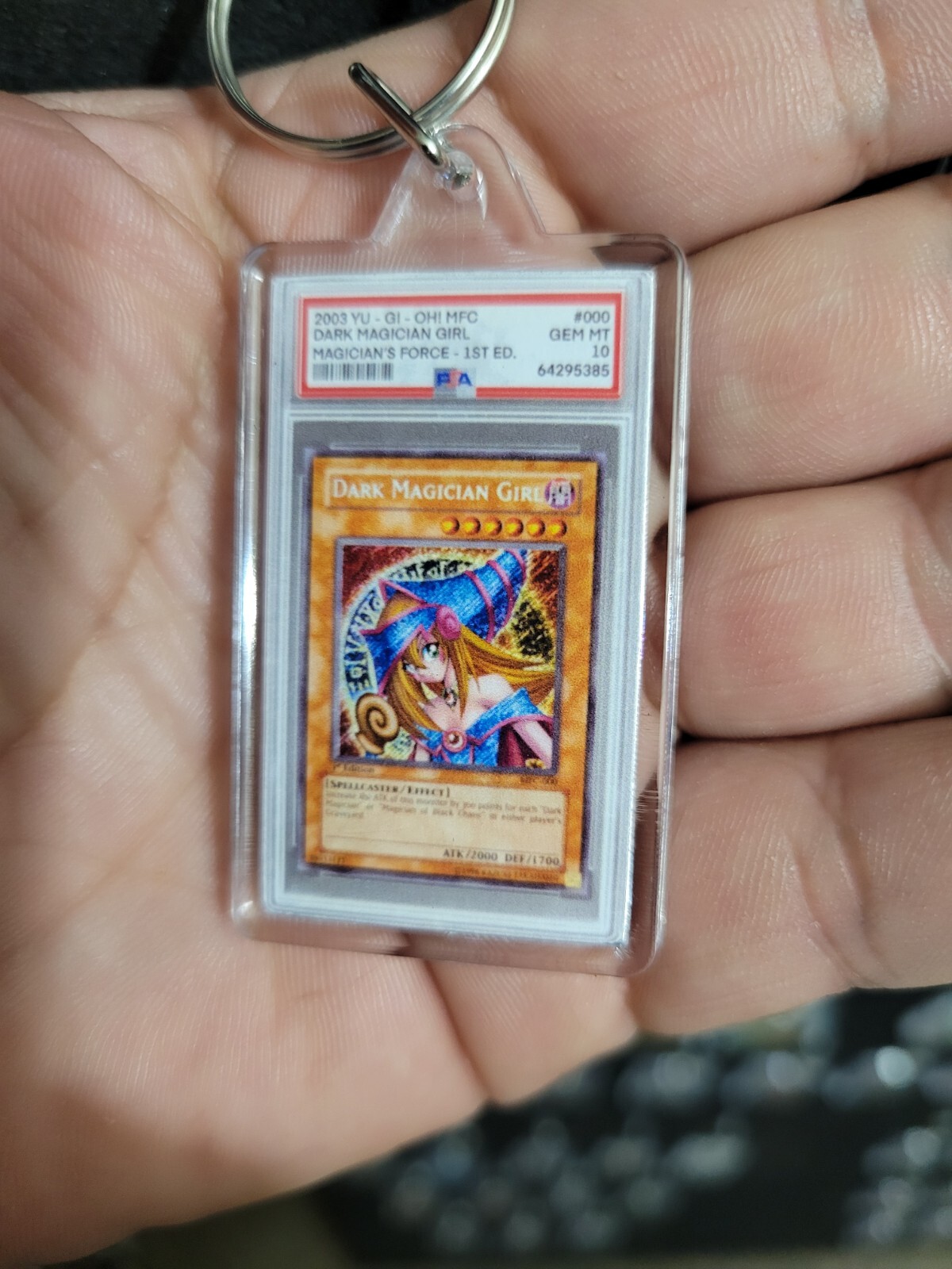 NOVEDAD LLAVERO Yugioh Chica Maga Oscura 1ª Edición TARJETA NO REAL, REGALO MORDAZA