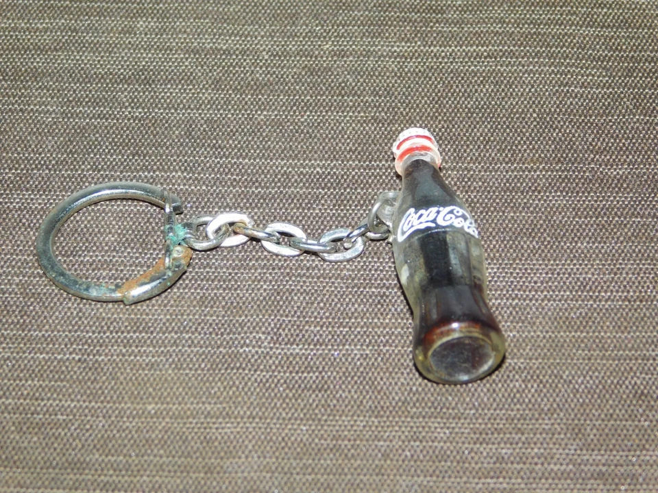 VINTAGE COKE COCA COLA MINI PLASTIC BOTTLE KEYCHAIN KEY CHAIN - Image 3 of 4