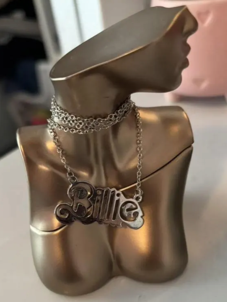 値下げ❗️billie eilish Barbieコラボ ネックレス Barbie X Billie Eilish Pink Metal Necklace - BarbiexBEPinkNecklace