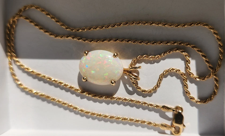 Collar y colgante de oro amarillo de 14k con ópalo australiano Foto 3 de 4