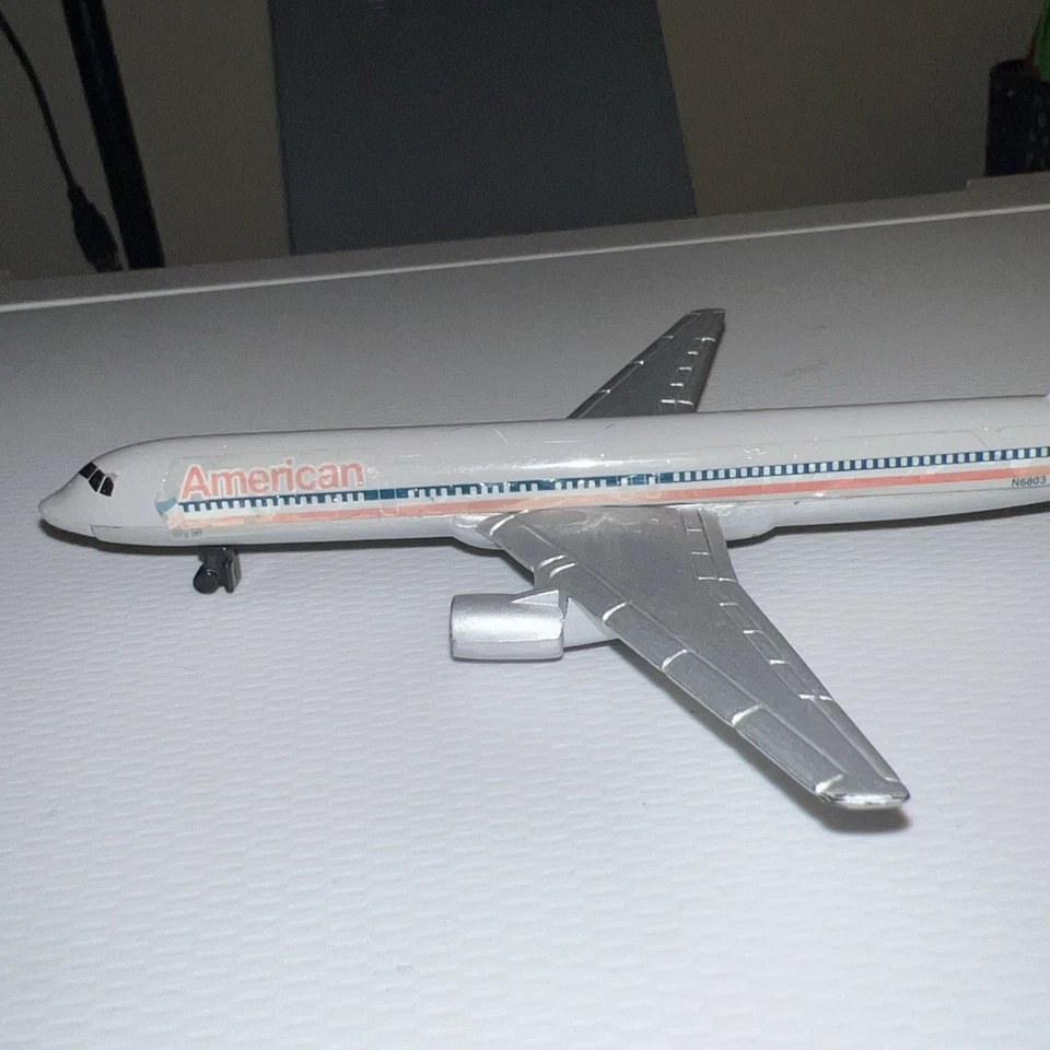 Modelo de avión fundido a presión Daron Realtoy American Air Lines Eagle librea de colección Foto 3 de 4
