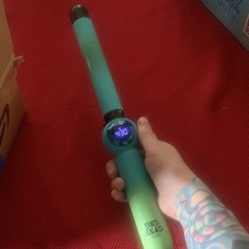 Bed Head BH384 1 1/4 in Ceramic Curling Wand Temp Display 430 F Blue/Green