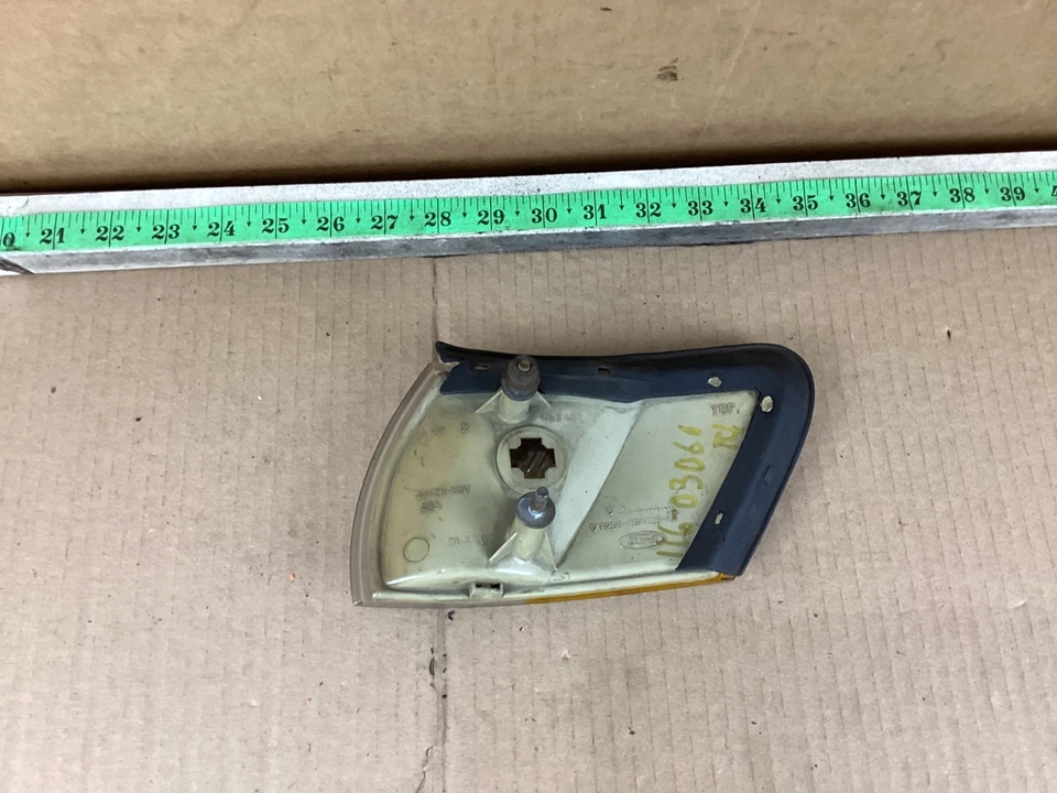 1992-1995 Ford Taurus Front Right Passenger Side Corner Turn Signal Light OEM - Image 4 of 4