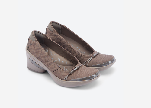 Bzees Women's Electric Shoe, light brown boxed geo print, 9 W US - Picture 3 of 3