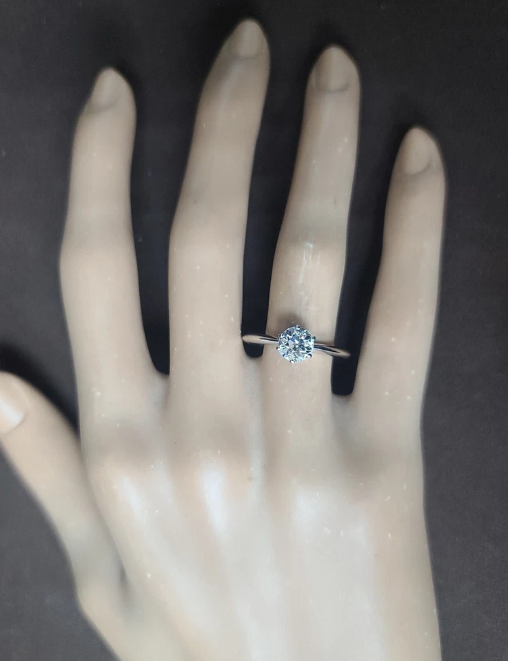 Anillo de compromiso vintage de platino Tiffany & Co 0,85 quilates  Diamante Natural Talla 7  Foto 2 de 4