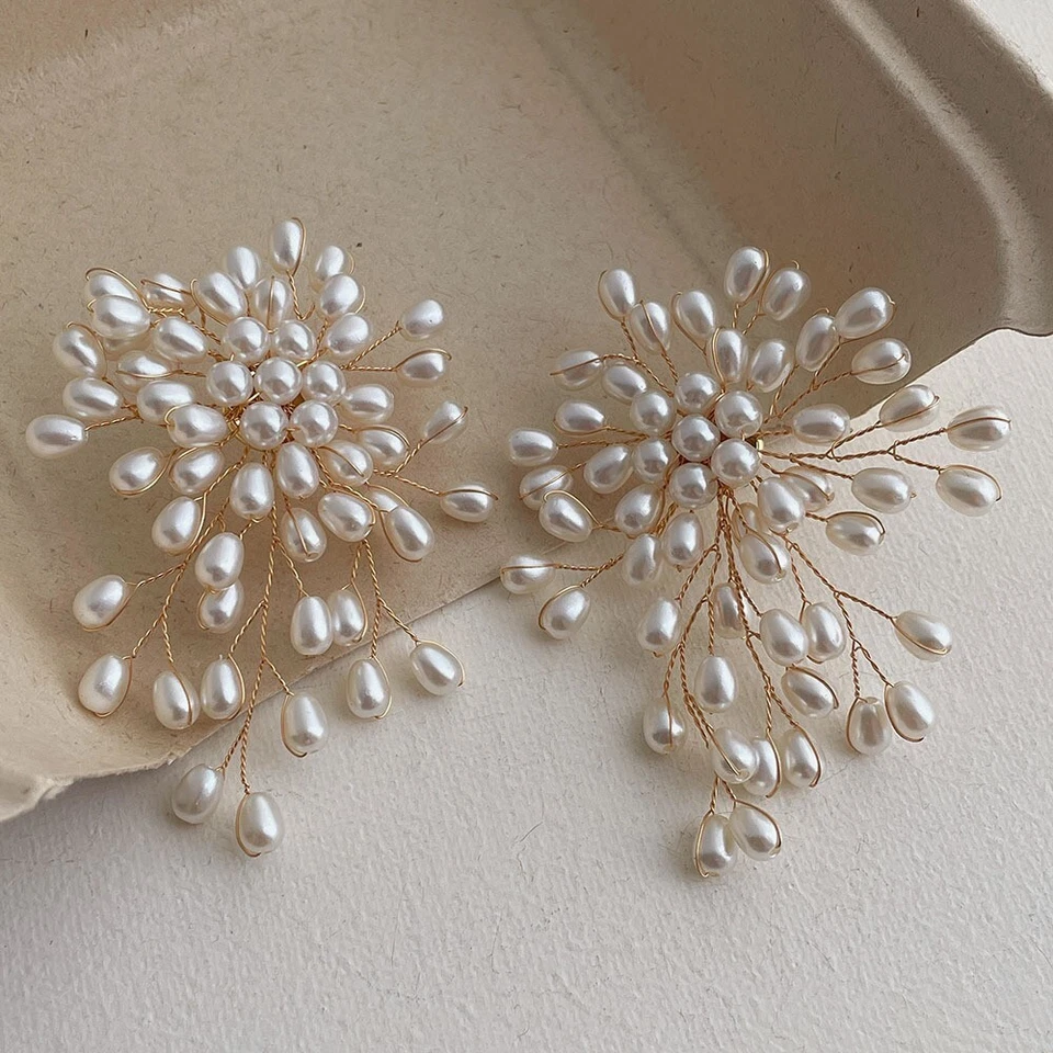 Pendientes de perlas en racimo blanco clip de metal dorado en cascada con tornillo trasero hechos a mano Foto 2 de 4