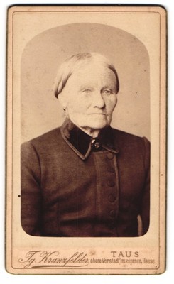 Fotografie Ig. Kranzfelder, Taus, Ältere Dame mit Kragenbrosche 