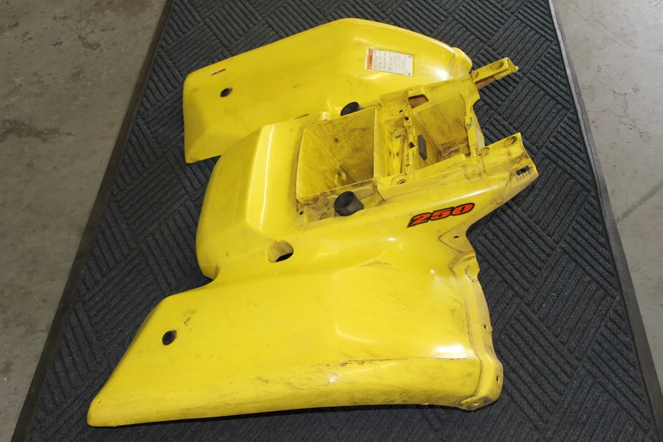 2005 Suzuki Ozark LTF 250 Rear Back Fender Mud Guard 63111-05G00 Foto 3 de 4