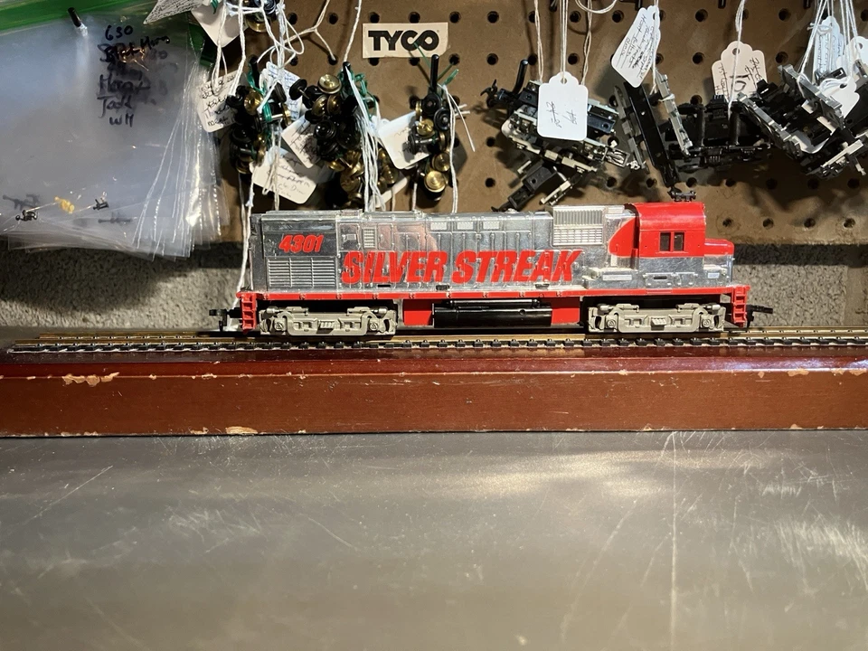 TYCO Mantua HO 4301 Alco 430 Silver Streak Diesel Engine Dummy - Image 2 of 4