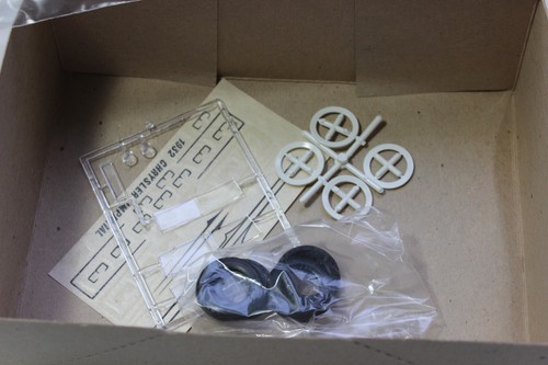 AIRFIX AMERICAN CAR CLASSICS 1932 CHRYSLER IMPERIAL 1/25 building kit - Picture 4 of 7