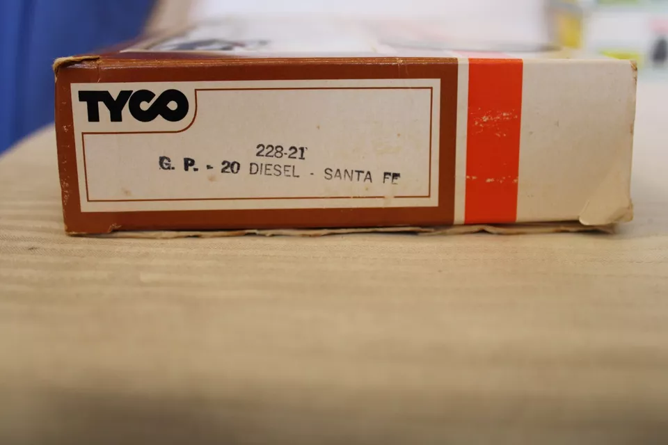 HO Scale Tyco GP20 Diesel Locomotive Santa Fe War Bonnet #5628 Red & Silver - Image 2 of 4