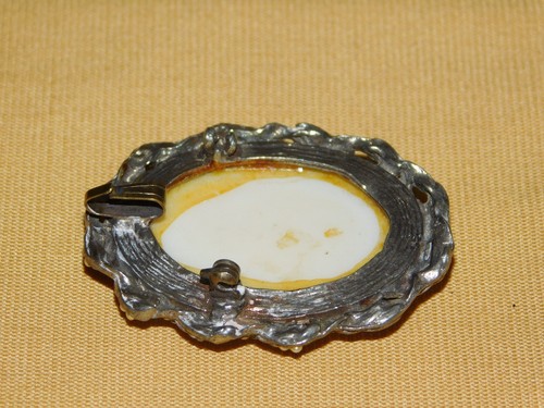 VINTAGE 2" HIGH CAMEO PENDANT PINBACK PIN (PIN BROKEN) - Picture 9 of 10