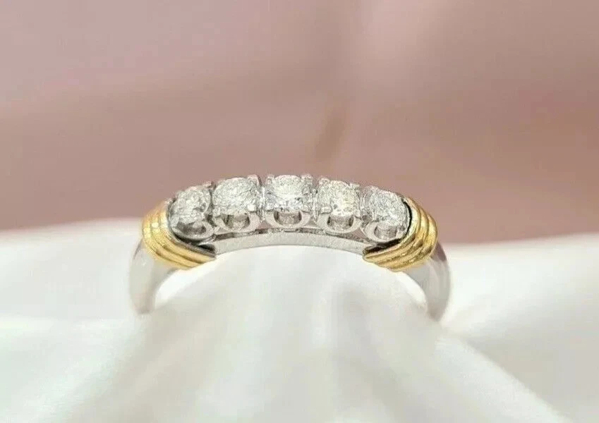 Anillo de boda de diamantes naturales de corte redondo de 0,50 quilates enchapado en oro de dos tonos de 14 K Foto 2 de 4