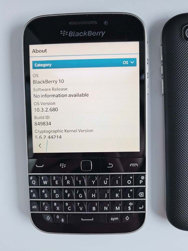 Unlocked - BlackBerry Classic Q20 - 16GB - 4G - Keyboard