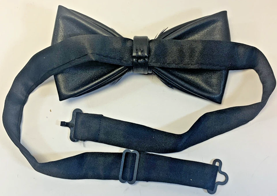Mandujour Black Leather Peacock Feather Bow Tie and Lapel Pin Set With Gift Box - Image 3 of 4
