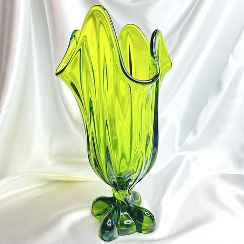 Vintage MCM Viking Glass 11.5” Twisted Foot Avocado Green 4 Square Swung Vase - Picture 8 of 12