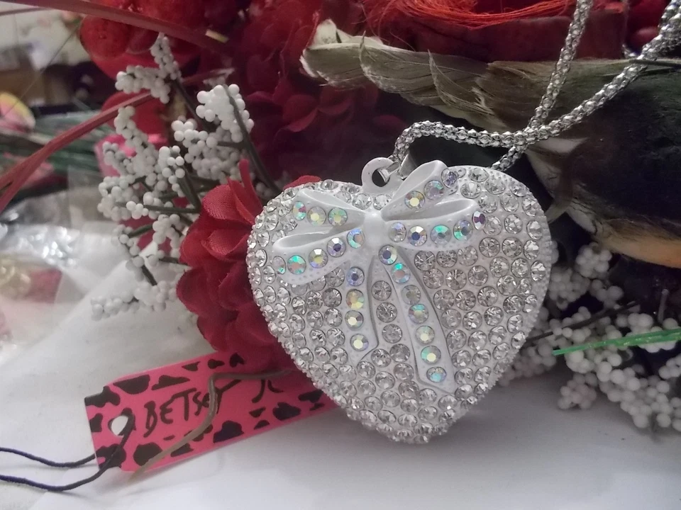 COLLAR COLGANTE BETSEY JOHNSON CORAZÓN BLANCO BRILLANTE PAJARITA CADENA LARGA Foto 3 de 4