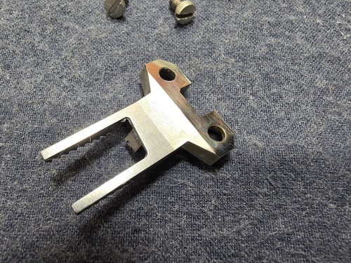 Genuine Bernina 802 Sewing Machine Part - Feed Dog and Screws - Picture 3 of 4