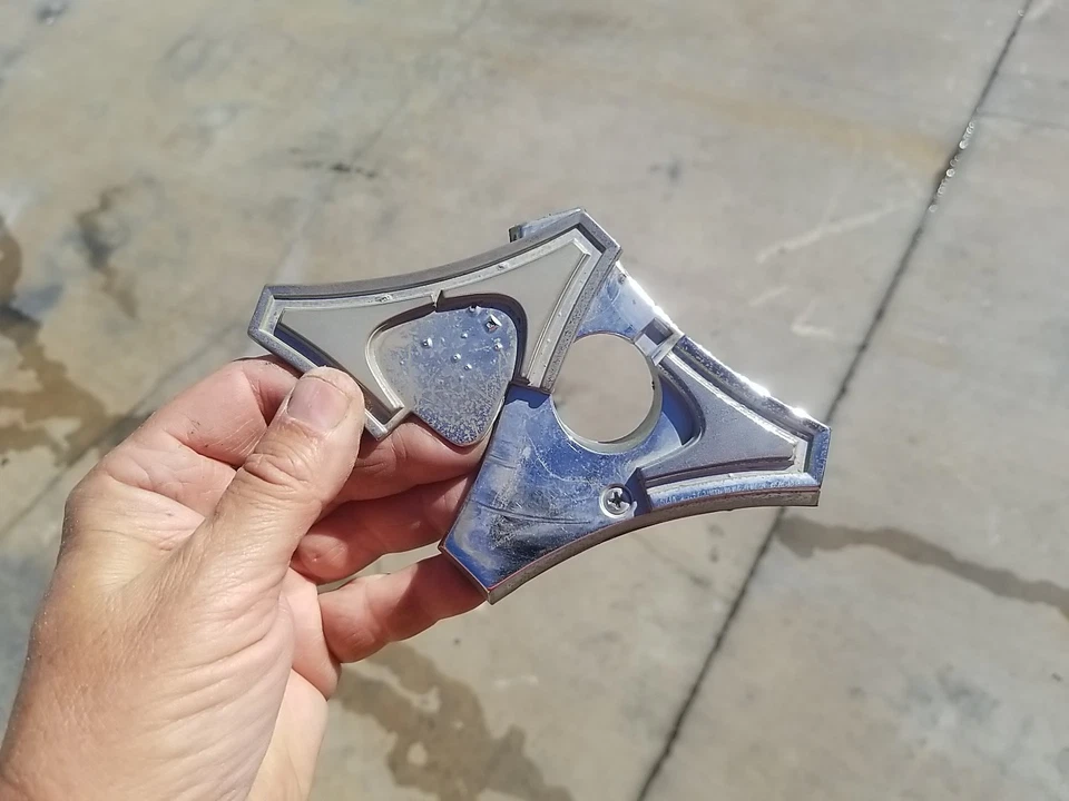 1963 DODGE CUSTOM 880 TRAVA DE PORTA-MALAS FLIP EMBLEMA MEDALHÃO MOPAR FRATZHOG 1964 - Imagem 2 de 4