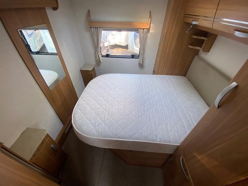 LUNAR LEXON 560 - 2015 - ISLAND BED - 4 BERTH - MOVER - BARGAIN - Picture 6 of 8