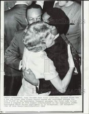 1969 Press Photo Mrs. Richard Nixon hugs Stevie Wonder at Washington Monument